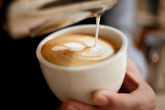 カフェラテとカフェオレ：カフェでの注文方法と美味しく楽しむコツ
